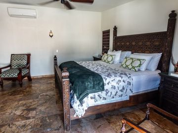Casa de Lujo en venta con Alberca, amplio jardin y terrazas, ideal para hotel boutique en Centro Historico