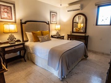 Casa de Lujo en venta con Alberca, amplio jardin y terrazas, ideal para hotel boutique en Centro Historico