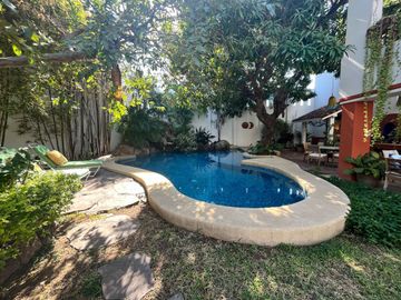 Casa de Lujo en venta con Alberca, amplio jardin y terrazas, ideal para hotel boutique en Centro Historico