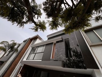 Venta de casa nueva moderna y muy iluminada en zona azul Lomas de Angelópolis ll