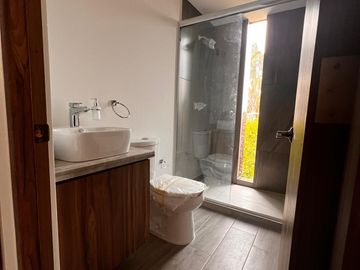 Venta de casa nueva moderna y muy iluminada en zona azul Lomas de Angelópolis ll