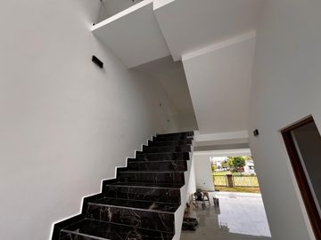 Venta de casa nueva moderna y muy iluminada en zona azul Lomas de Angelópolis ll