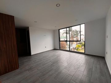 Venta de casa nueva moderna y muy iluminada en zona azul Lomas de Angelópolis ll