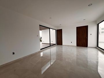 Venta de casa nueva moderna y muy iluminada en zona azul Lomas de Angelópolis ll