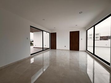 Venta de casa nueva moderna y muy iluminada en zona azul Lomas de Angelópolis ll