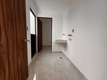 Venta de casa nueva moderna y muy iluminada en zona azul Lomas de Angelópolis ll