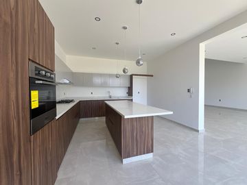 Venta de casa nueva moderna y muy iluminada en zona azul Lomas de Angelópolis ll