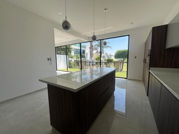 Venta de casa nueva moderna y muy iluminada en zona azul Lomas de Angelópolis ll