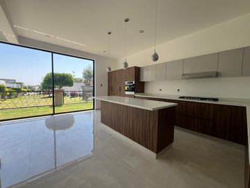Venta de casa nueva moderna y muy iluminada en zona azul Lomas de Angelópolis ll