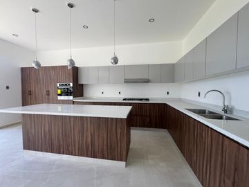 Venta de casa nueva moderna y muy iluminada en zona azul Lomas de Angelópolis ll