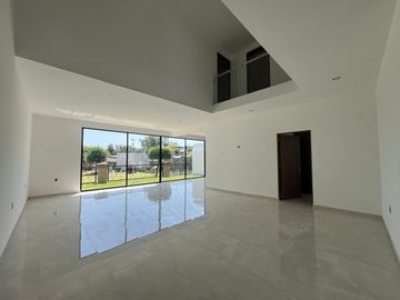 Venta de casa nueva moderna y muy iluminada en zona azul Lomas de Angelópolis ll