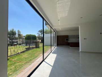 Venta de casa nueva moderna y muy iluminada en zona azul Lomas de Angelópolis ll