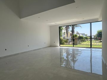 Venta de casa nueva moderna y muy iluminada en zona azul Lomas de Angelópolis ll