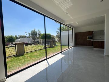 Venta de casa nueva moderna y muy iluminada en zona azul Lomas de Angelópolis ll