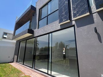 Venta de casa nueva moderna y muy iluminada en zona azul Lomas de Angelópolis ll