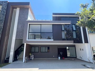 Venta de casa nueva moderna y muy iluminada en zona azul Lomas de Angelópolis ll