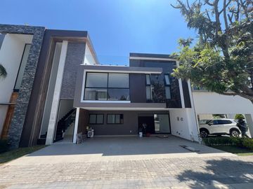 Venta de casa nueva moderna y muy iluminada en zona azul Lomas de Angelópolis ll