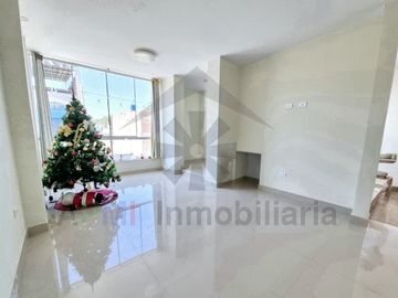 REMATE DE CASA EN URBANIZACIÓN LA ARBOLEDA AL FRENTE DE LA UNIVERSIDAD SIPÁN