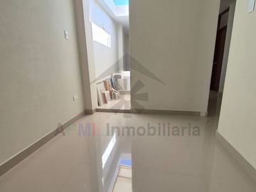 REMATE DE CASA EN URBANIZACIÓN LA ARBOLEDA AL FRENTE DE LA UNIVERSIDAD SIPÁN