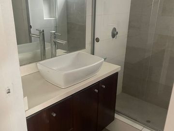 VENDO EXCLUSIVO Y AMPLIO DPTO. EN URB. CASUARINAS - SURCO
