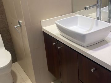VENDO EXCLUSIVO Y AMPLIO DPTO. EN URB. CASUARINAS - SURCO