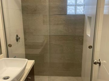 VENDO EXCLUSIVO Y AMPLIO DPTO. EN URB. CASUARINAS - SURCO