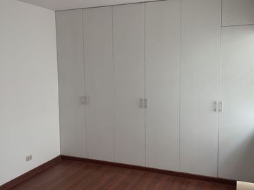 VENDO EXCLUSIVO Y AMPLIO DPTO. EN URB. CASUARINAS - SURCO