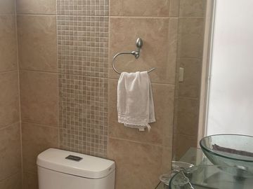 VENDO EXCLUSIVO Y AMPLIO DPTO. EN URB. CASUARINAS - SURCO