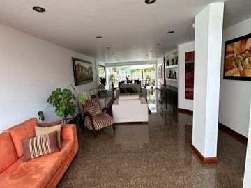 PRECIOSA CASA totalmente remodelada ESPALDAS ESAN-ALAMOS DE MONTERRICO-SURCO