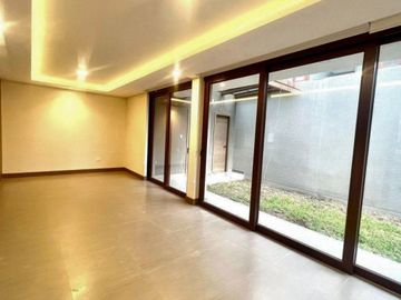 CASA MODERNA POR ESTRENAR EN CUMBAYÁ. SECTOR SANTA INÉS. VÍA PILLAGUA.