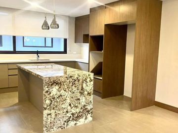 CASA MODERNA POR ESTRENAR EN CUMBAYÁ. SECTOR SANTA INÉS. VÍA PILLAGUA.