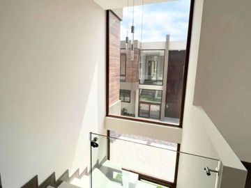 CASA MODERNA POR ESTRENAR EN CUMBAYÁ. SECTOR SANTA INÉS. VÍA PILLAGUA.