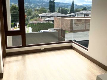 CASA MODERNA POR ESTRENAR EN CUMBAYÁ. SECTOR SANTA INÉS. VÍA PILLAGUA.