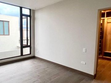 CASA MODERNA POR ESTRENAR EN CUMBAYÁ. SECTOR SANTA INÉS. VÍA PILLAGUA.