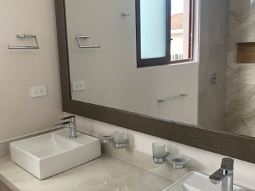 CASA MODERNA POR ESTRENAR EN CUMBAYÁ. SECTOR SANTA INÉS. VÍA PILLAGUA.