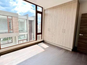 CASA MODERNA POR ESTRENAR EN CUMBAYÁ. SECTOR SANTA INÉS. VÍA PILLAGUA.