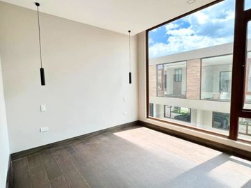 CASA MODERNA POR ESTRENAR EN CUMBAYÁ. SECTOR SANTA INÉS. VÍA PILLAGUA.