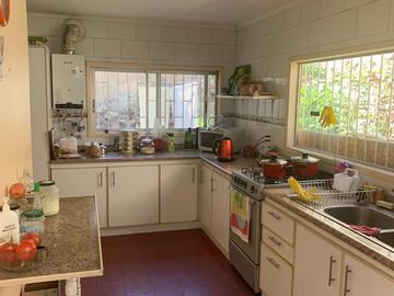 SE VENDE CASA DE DOS PISOS EN EXCELENTE UBICACIÓN ESPACIOSA Y CONFORTABLE
