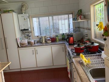 SE VENDE CASA DE DOS PISOS EN EXCELENTE UBICACIÓN ESPACIOSA Y CONFORTABLE