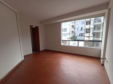 En venta departamento Amplio y Cómodo de 160 m² con Vista Exterior Limite Ate con La Molina