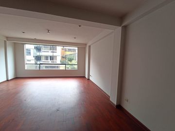 En venta departamento Amplio y Cómodo de 160 m² con Vista Exterior Limite Ate con La Molina