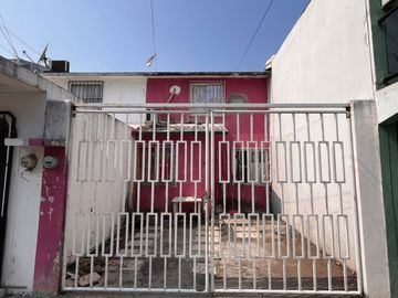 VENDO CASA EN LA COLONIA VOLCANES CERCA DE AVENIDA PRINCIPAL ( SOLO CONTADO)