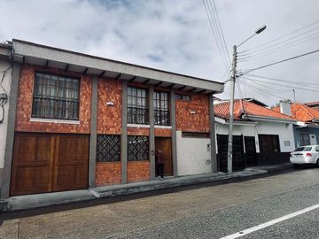 HERMOSA CASA EN VENTA, CENTRO HISTORICO DE CUENCA. UBICACIÓN PRIVILEGIADA, ESTILO RENOVADO