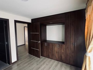 HERMOSA CASA EN VENTA, CENTRO HISTORICO DE CUENCA. UBICACIÓN PRIVILEGIADA, ESTILO RENOVADO