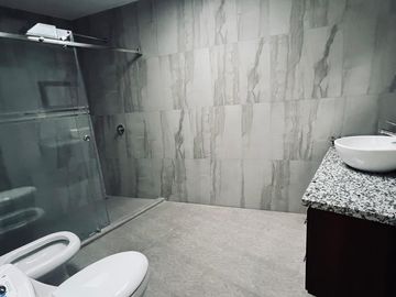 HERMOSA CASA EN VENTA, CENTRO HISTORICO DE CUENCA. UBICACIÓN PRIVILEGIADA, ESTILO RENOVADO