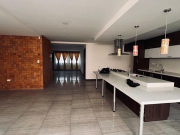 HERMOSA CASA EN VENTA, CENTRO HISTORICO DE CUENCA. UBICACIÓN PRIVILEGIADA, ESTILO RENOVADO