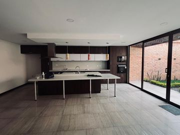 HERMOSA CASA EN VENTA, CENTRO HISTORICO DE CUENCA. UBICACIÓN PRIVILEGIADA, ESTILO RENOVADO