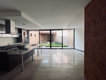 HERMOSA CASA EN VENTA, CENTRO HISTORICO DE CUENCA. UBICACIÓN PRIVILEGIADA, ESTILO RENOVADO