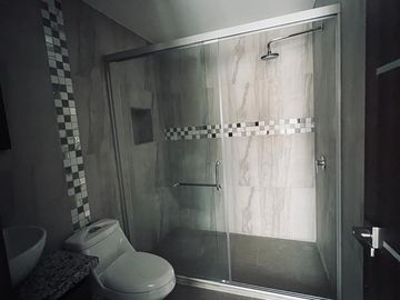 HERMOSA CASA EN VENTA, CENTRO HISTORICO DE CUENCA. UBICACIÓN PRIVILEGIADA, ESTILO RENOVADO