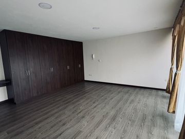 HERMOSA CASA EN VENTA, CENTRO HISTORICO DE CUENCA. UBICACIÓN PRIVILEGIADA, ESTILO RENOVADO